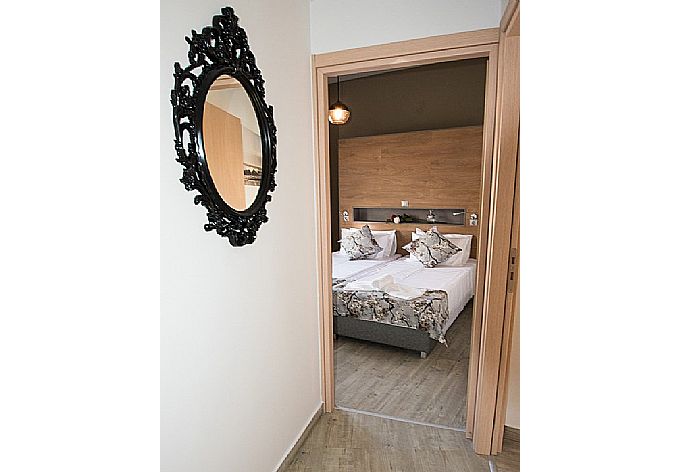 Twin bedroom with A/C . - Mare Civitas Duo Apartment . (Galleria fotografica) }}