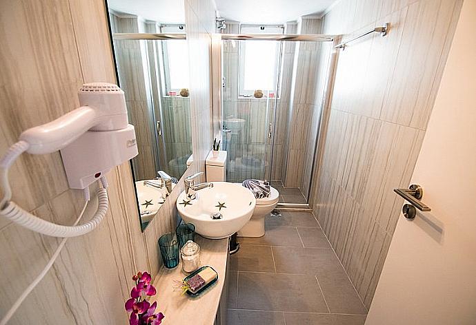 Bathroom with shower . - Mare Civitas Duo Apartment . (Photo Gallery) }}