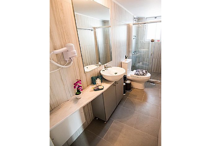 Bathroom with shower . - Mare Civitas Duo Apartment . (Galleria fotografica) }}