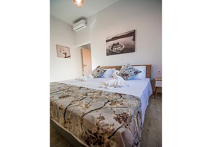 Twin bedroom with A/C . - Mare Civitas Duo Apartment . (Fotogalerie) }}