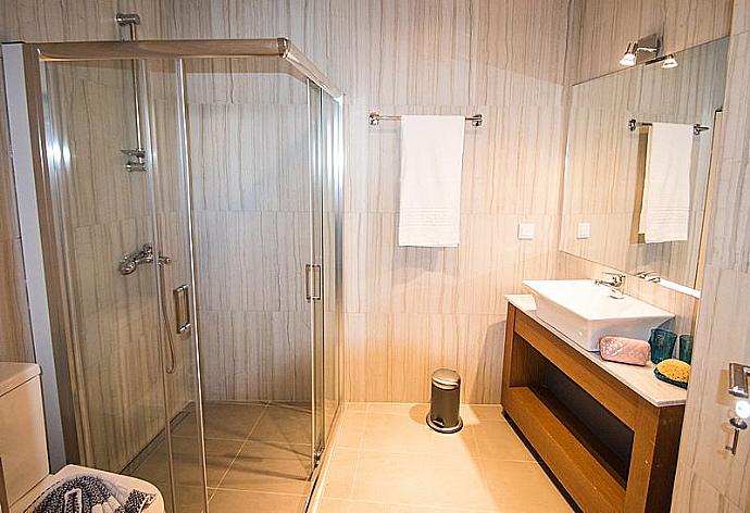 Bathroom with shower . - Mare Civitas Duo Apartment . (Galerie de photos) }}