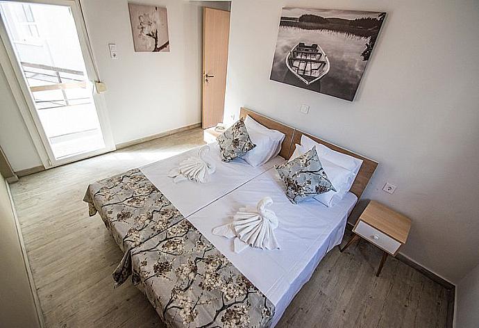 Twin bedroom with A/C . - Mare Civitas Duo Apartment . (Galleria fotografica) }}