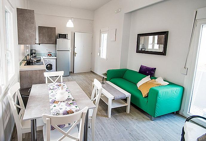 Open-plan living room with sofas, dining area, kitchen, A/C, WiFi internet, and satellite TV . - Mare Civitas Duo Apartment . (Fotogalerie) }}