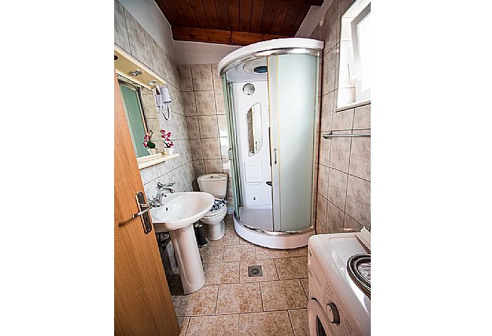 Bathroom with shower . - Mare Civitas Penthouse . (Galleria fotografica) }}