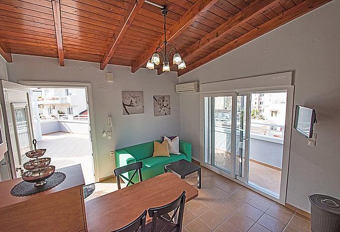 Open-plan living room with sofa, dining area, kitchen, A/C, WiFi internet, and satellite TV  . - Mare Civitas Penthouse . (Galleria fotografica) }}