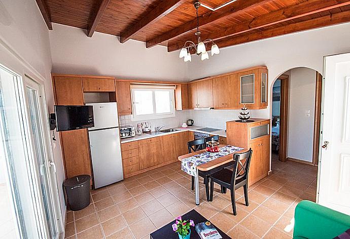 Open-plan living room with sofa, dining area, equipped kitchen, A/C, WiFi internet, and satellite TV  . - Mare Civitas Penthouse . (Fotogalerie) }}