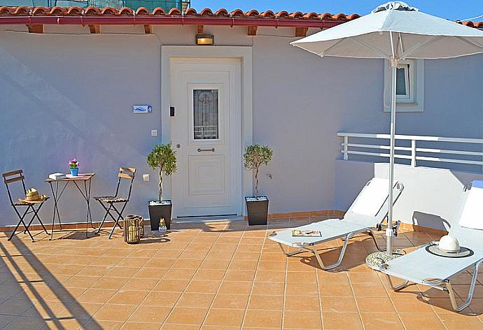 Balcony with outdoor seating . - Mare Civitas Penthouse . (Galerie de photos) }}