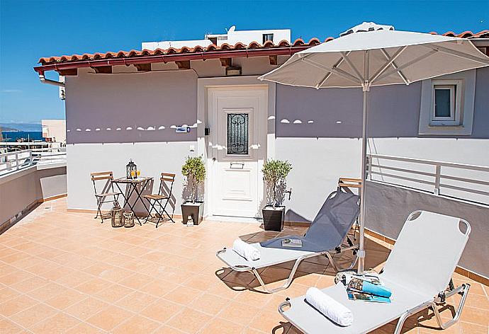 Balcony with outdoor seating . - Mare Civitas Penthouse . (Galleria fotografica) }}