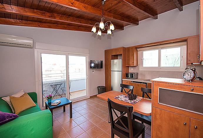 Open-plan living room with sofa, dining area, kitchen, A/C, WiFi internet, and satellite TV  . - Mare Civitas Penthouse . (Galleria fotografica) }}