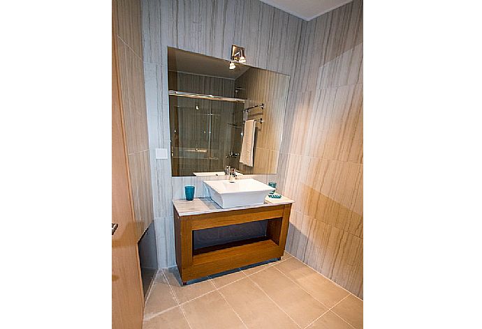 Bathroom . - Mare Civitas Tribus Apartment . (Photo Gallery) }}