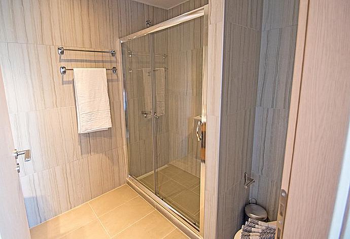 Bathroom  . - Mare Civitas Tribus Apartment . (Photo Gallery) }}