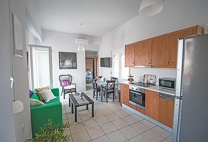 Open-concept living room with kitchen and dining area . - Mare Civitas Tribus Apartment . (Galería de imágenes) }}