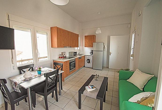 Open-concept living room with kitchen and dining area . - Mare Civitas Tribus Apartment . (Fotogalerie) }}