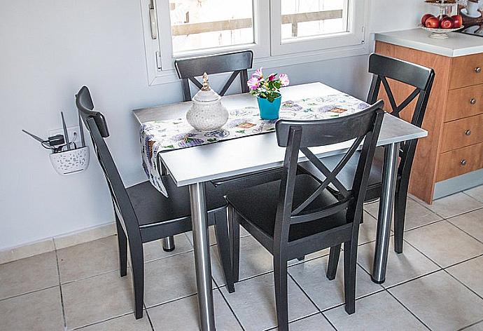 Dining area  . - Mare Civitas Tribus Apartment . (Galleria fotografica) }}