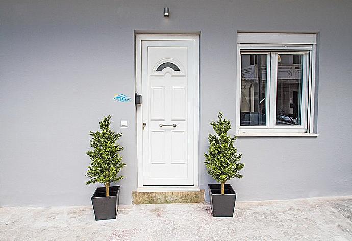 Entrance door . - Mare Civitas Tribus Apartment . (Photo Gallery) }}