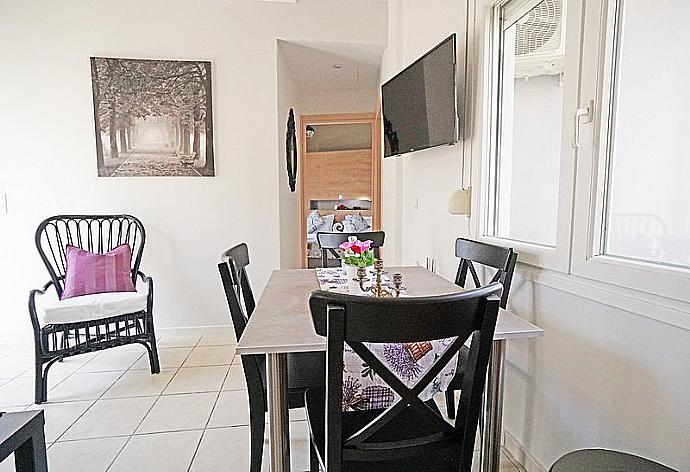 Dining area  . - Mare Civitas Tribus Apartment . (Galleria fotografica) }}