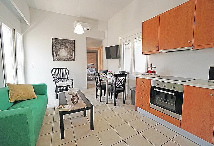 Open-concept living room with kitchen and dining area . - Mare Civitas Tribus Apartment . (Galería de imágenes) }}