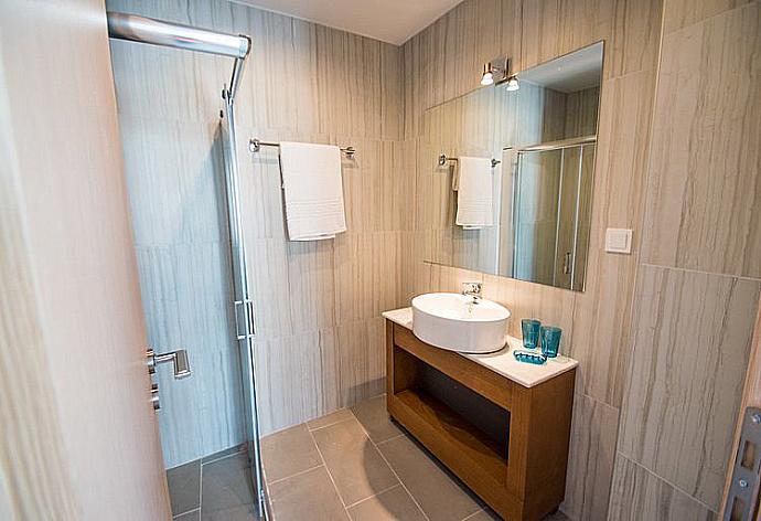 Bathroom . - Mare Civitas Unum Apartment . (Galleria fotografica) }}