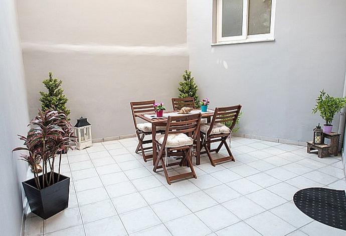 Outdoor dining area  . - Mare Civitas Unum Apartment . (Галерея фотографий) }}