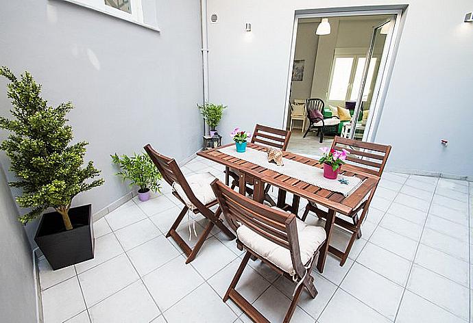 Outdoor dining area  . - Mare Civitas Unum Apartment . (Photo Gallery) }}