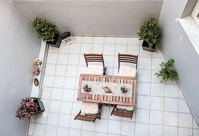 Outdoor dining area  . - Mare Civitas Unum Apartment . (Galerie de photos) }}