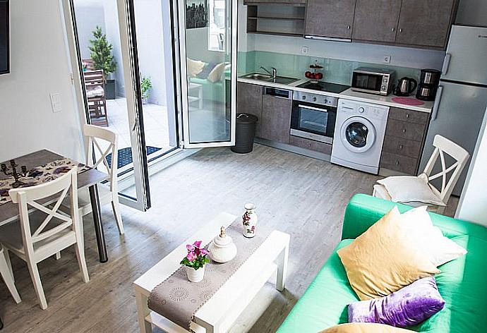 Open-concept living room with kitchen and dining area  . - Mare Civitas Unum Apartment . (Galería de imágenes) }}