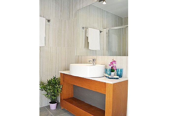 Bathroom . - Mare Civitas Unum Apartment . (Photo Gallery) }}