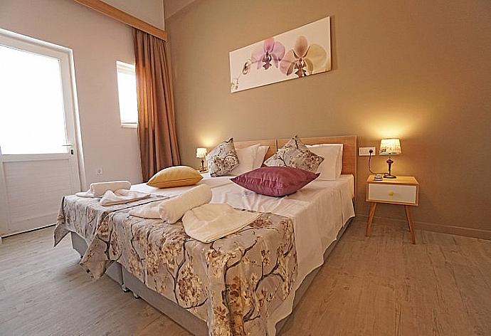 Double bedroom . - Mare Civitas Unum Apartment . (Photo Gallery) }}