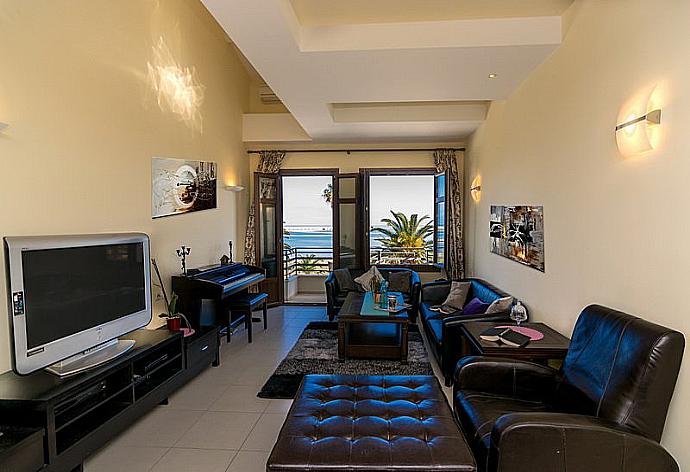 Living room with terrace access . - Lydias Maisonette . (Fotogalerie) }}