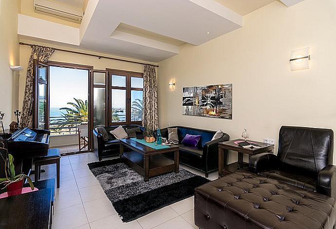 Living room with terrace access . - Lydias Maisonette . (Galería de imágenes) }}