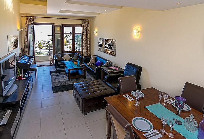 Living room with terrace access and dining area  . - Lydias Maisonette . (Fotogalerie) }}