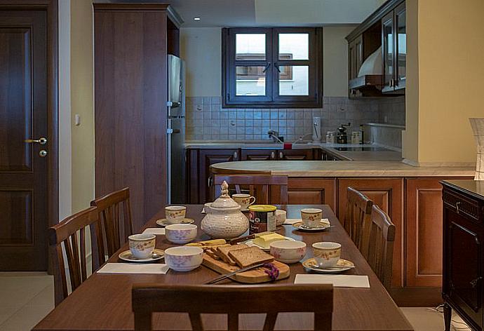 Dining area and kitchen  . - Lydias Maisonette . (Galería de imágenes) }}