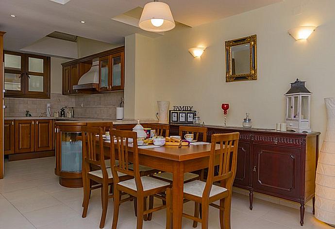 Dining area and kitchen  . - Lydias Maisonette . (Galerie de photos) }}