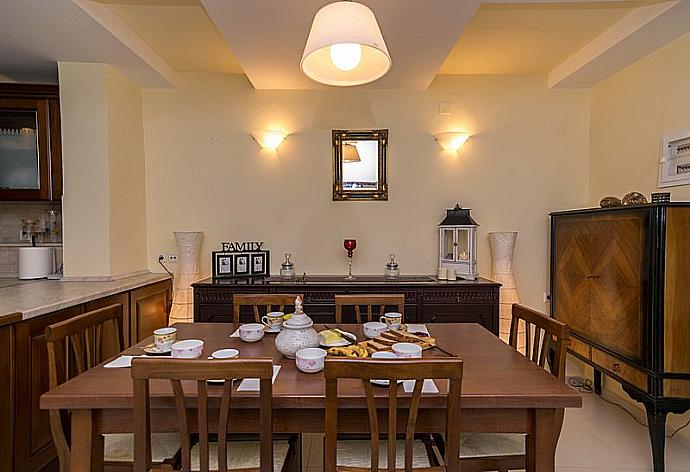 Dining area . - Lydias Maisonette . (Fotogalerie) }}