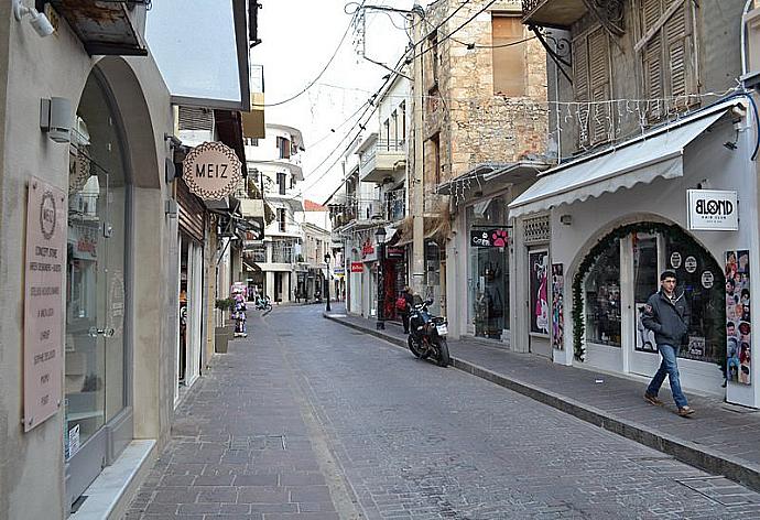 Local street  . - Lydias Maisonette . (Fotogalerie) }}