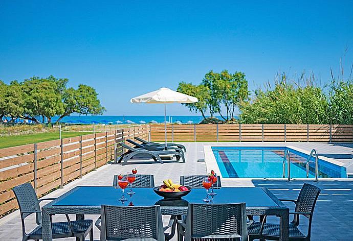 Terrace area with sea views . - Blue Oyster Beach Villa II . (Galería de imágenes) }}