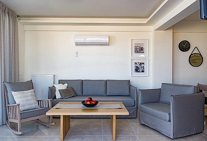 Open-plan living room with sofas, dining area, kitchen, A/C, WiFi internet, satellite TV, and sea views . - Blue Oyster Beach Villa II . (Galleria fotografica) }}