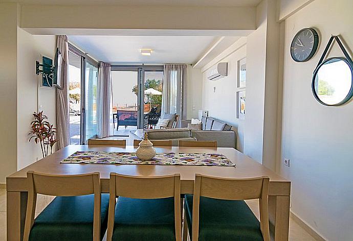 Open-plan living room with sofas, dining area, kitchen, A/C, WiFi internet, satellite TV, and sea views . - Blue Oyster Beach Villa II . (Galería de imágenes) }}