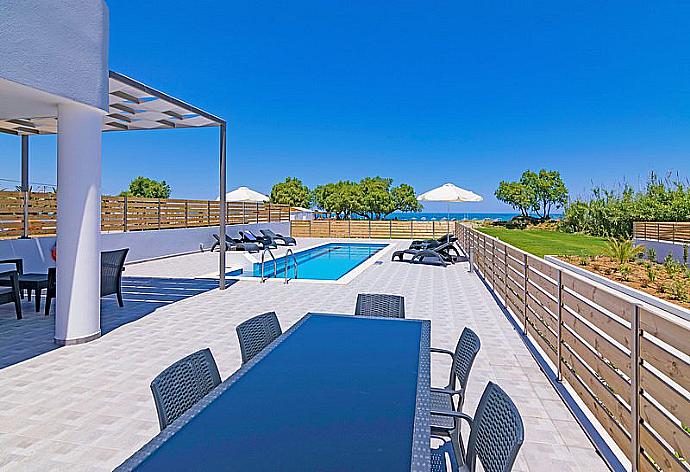 Terrace area with sea views . - Blue Oyster Beach Villa II . (Fotogalerie) }}