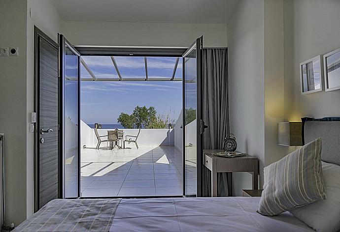 Twin bedroom with A/C . - Blue Oyster Beach Villa II . (Galerie de photos) }}