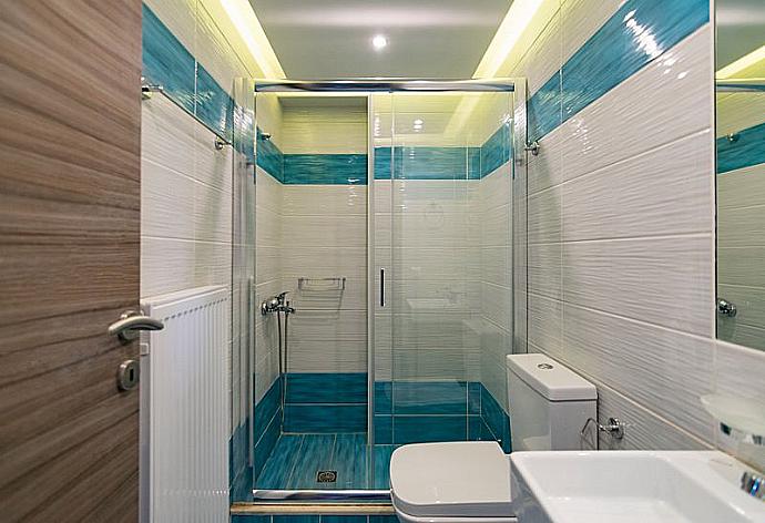 Bathroom with shower . - Blue Oyster Beach Villa II . (Photo Gallery) }}
