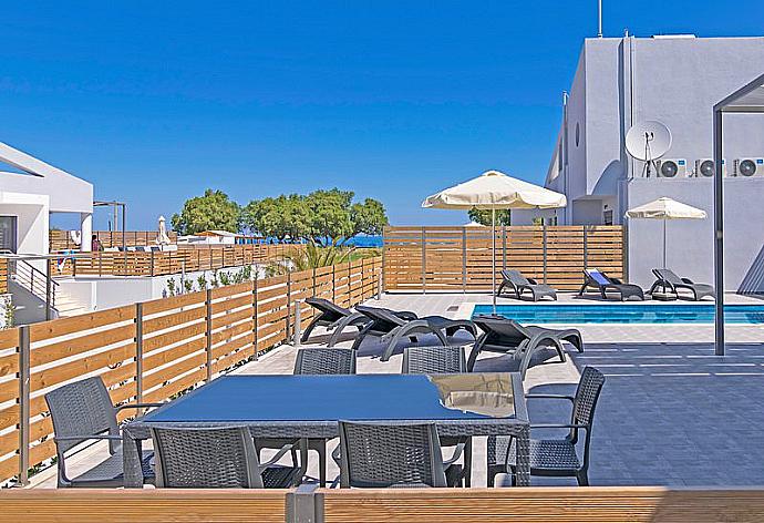 Terrace area with sea views . - Blue Oyster Beach Villa III . (Galería de imágenes) }}