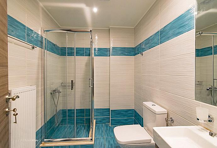 Bathroom  with shower . - Blue Oyster Beach Villa IV . (Photo Gallery) }}