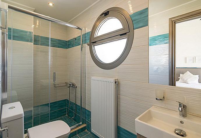 Bathroom with shower . - Blue Oyster Beach Villa IV . (Photo Gallery) }}