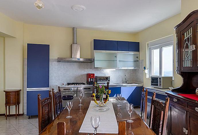 Equipped kitchen with dining area  . - Villa Lodovico . (Photo Gallery) }}