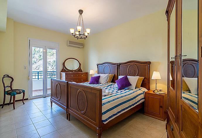 Twin bedroom with terrace access and AC . - Villa Lodovico . (Photo Gallery) }}