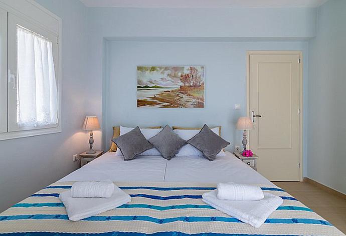 Double bedroom with terrace access . - Villa Lodovico . (Photo Gallery) }}