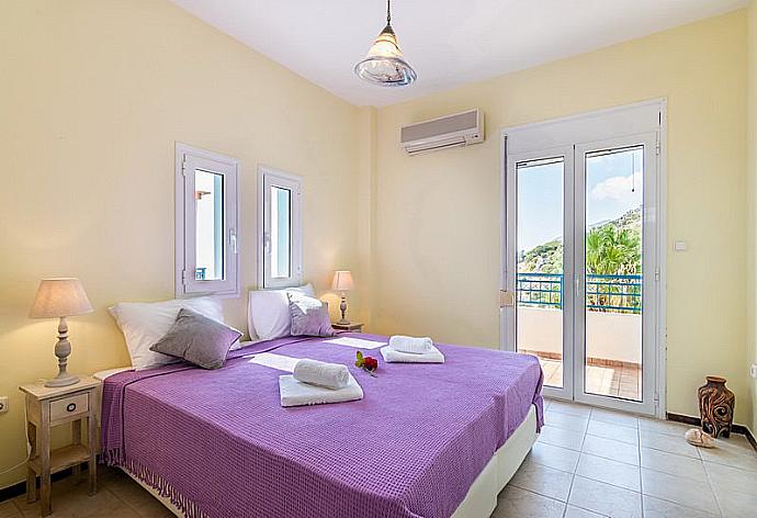 Double bedroom  with AC and terrace access . - Villa Lodovico . (Galería de imágenes) }}