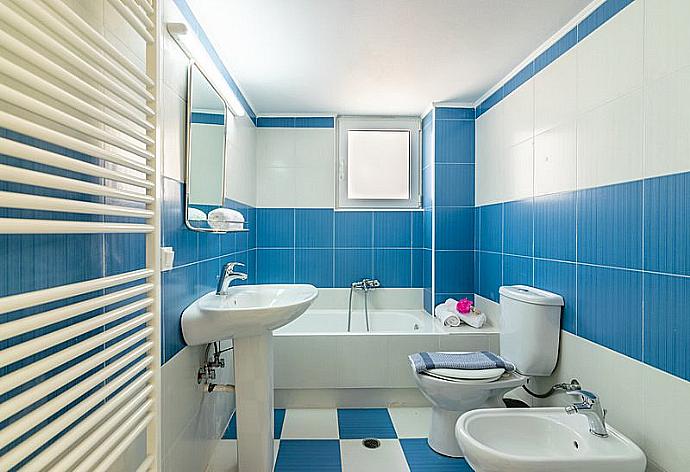 Bathroom with bath tub  . - Villa Lodovico . (Galerie de photos) }}