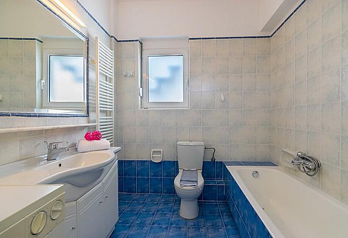 Bathroom with bath tub  . - Villa Lodovico . (Galerie de photos) }}
